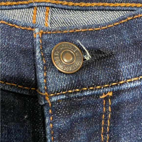 NWOT Abercrombie and Fitch sz 4 jean shorts w 2” inseam, roll hem. Distressed - Picture 8 of 9